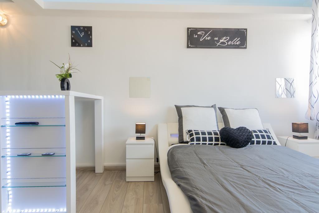 Sweethome Dijon - Black & White Extérieur photo